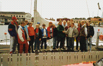 Skibsoverdragelse i Kalmar mellem besætninger fra Dyssegårdsskolen og Dyssegård Sogns Ungdomsforening på "Baltur" 1993.